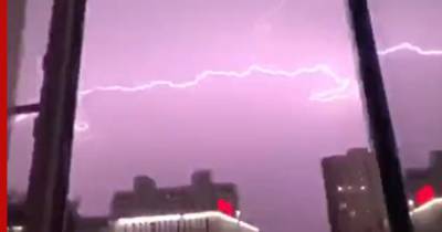 Необычно мощную молнию в Москве сняли на видео