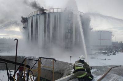 В результате возгорания нефтяного резервуара в Нижневартовске пострадали два рабочих