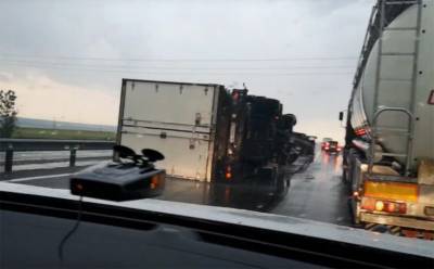 На российской дороге из-за сильного ветра опрокинулись 11 грузовиков
