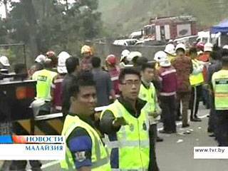 Количество жертв аварии автобуса в Малайзии достигло 37 человек