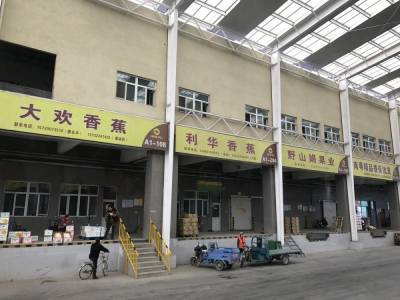 В нескольких районах Пекина объявили карантин из-за COVID-19 на местном рынке
