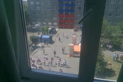 Сотрудники университета ворвались в комнату студента, вывесившего советский флаг