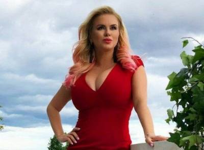 Похудевшая Семенович устроила модное дефиле под новую песню Баскова