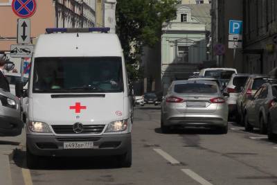 Мужчину с травмами госпитализировали из дома в центре Москвы