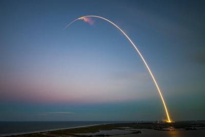 Первая ступень ракеты-носителя Falcon 9 села на платформе в Атлантике