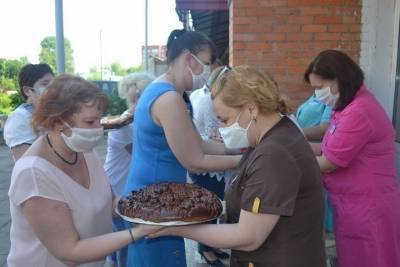 Женщины Новомосковска поблагодарили медиков и спасателей пирогами