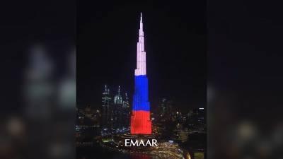 Самый высокий небоскрёб мира окрасился в цвета российского флага