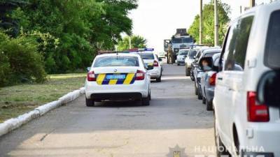 В прифронтовом поселке Новотроицкое полицейские проверили 527 граждан и 196 авто