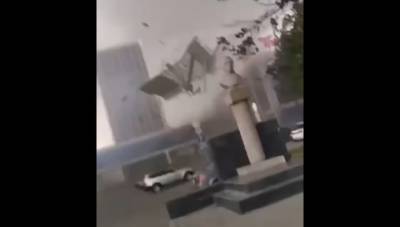 Ураганный ветер сорвал крышу со здания торгового центра в Барнауле. Видео