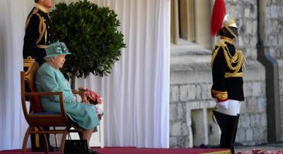 Королева Елизаветы II отметила официальный день рождения мини-парадом и салютом (фото, видео)