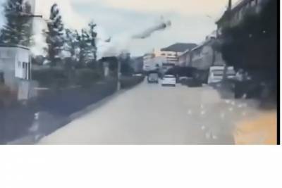 Появилось видео жуткого взрыва бензовоза в Китае: улетел как ракета