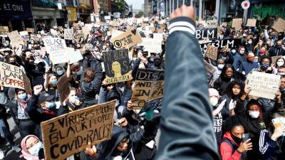 «Опасный путь»: как массовые протесты могут повлиять на ситуацию с коронавирусом в США