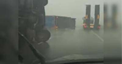 В России ураганный ветер опрокинул на трассе 11 грузовиков (видео)
