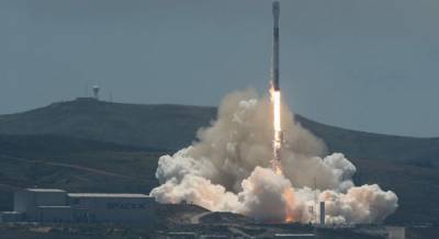 SpaceX запустила ракету-носитель с 58 спутниками (видео)