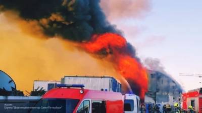 Мощный пожар тушат сотрудники МЧС в поселке имени Свердлова