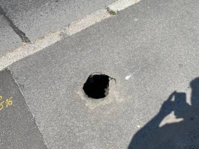 В Киеве на Харьковском массиве пешеходы рискуют жизнью: возле «зебры» можно провалиться в яму