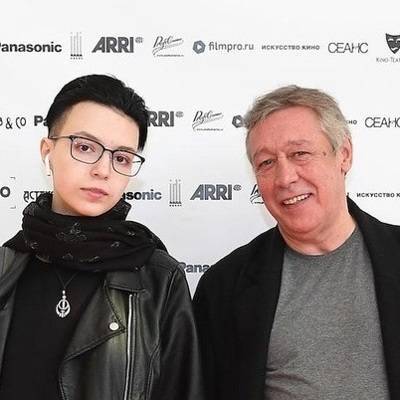 Дочь Михаила Ефремова записала свое видеообращение к семье Сергея Захарова