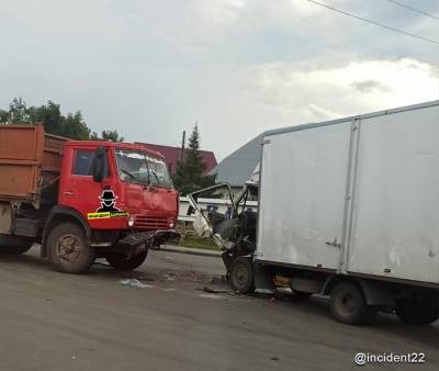 Ребенка зажало в грузовике после ДТП в Барнауле – очевидцы