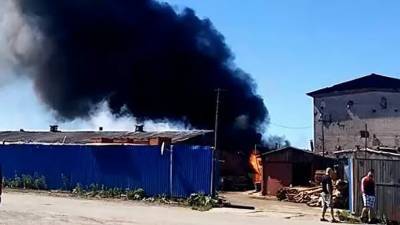 В Ленинградской области потушили пожар в ангаре