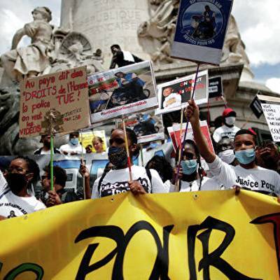 В Париже началась масштабная акция протеста против полицейского произвола