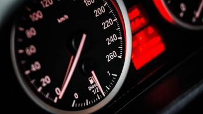 В воскресенье на восьми федеральных трассах в Ленобласти введут скоростные ограничения