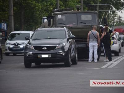 В Николаеве произошло ДТП с участием армейского бензовоза и авто Кiа