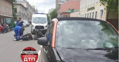 В Москве в ДТП с автомобилем Smart и мотоциклом пострадал человек