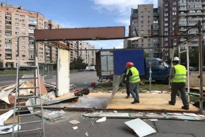 Чиновники демонтировали незаконный павильон в Ольгино под угрозы его владельца