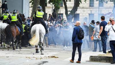 Митинги в Лондоне перешли в столкновения с полицией