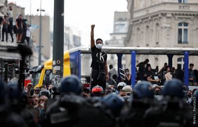 На акции против расизма в Париже полиция применила слезоточивый газ