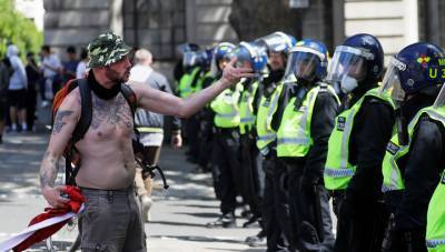 Лондонские полицейские разгоняют акцию фанатов и националистов
