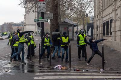 В Париже произошли столкновения между правоохранителями и участниками манифестации против расизма