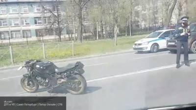 Мотоциклист протаранил автомобиль и скрылся с места аварии в Кузбассе