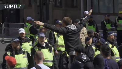 «Защита» памятников: в Лондоне радикалы вступили в стычки с полицией во время протеста против вандализма