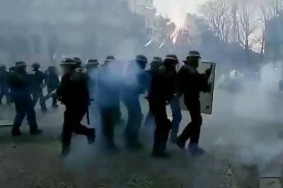 Лечение подобным: Париж разгромили, протестуя против полицейского насилия
