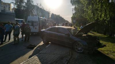 В Воронеже водитель иномарки сбил на переходе двух пешеходов и сбежал с места аварии