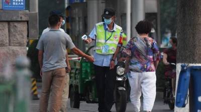 Новое таинственное заражение на рынке в Пекине: 45 человек заболели из-за досок для лосося