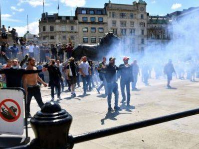 Во время демонстрации в Лондоне протестующие забросали полицейских бутылками