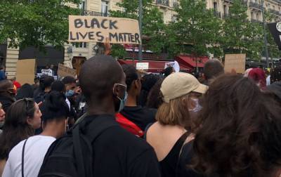 Во Франции произошли столкновения с силовиками на акции против расизма