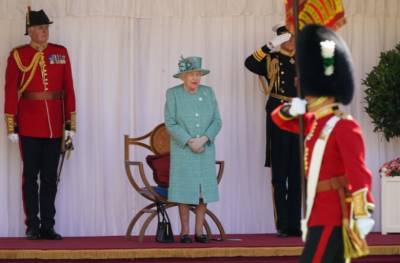 Королева Елизавета II отметила официальный день рождения скромным мини-парадом