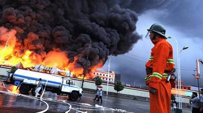 Стена огня и разбросанные машины: бензовоз в Китае взорвался на трассе, есть погибшие – видео