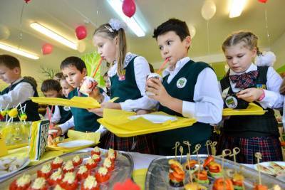 Более 57 процентов младшеклассников в России получали горячее питание в 2019 году