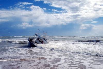 СМИ: Более 60 человек погибли при опрокидывании судна у берегов Туниса