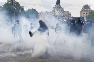 В Париже акция против расизма переросла в столкновения с полицией: видео