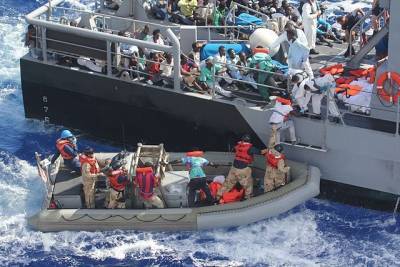 Более 60 человек погибло при опрокидывании судна у берегов Туниса