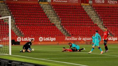 Во время проходящего без зрителей матча «Барселоны» на поле выбежал фанат