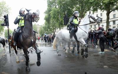 В Лондоне акции против расизма закончились столкновениями с полицией