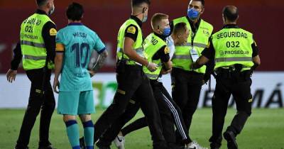 Болельщик выбежал на поле в ходе матча без зрителей в Испании