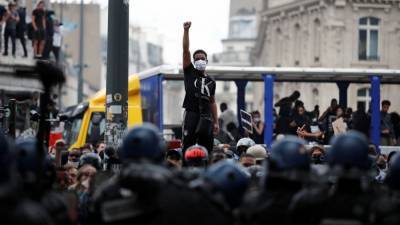 Госсовет Франции снял запрет на массовые акции протеста