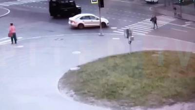 В Красносельском районе "Фольксваген" сбил велосипедиста